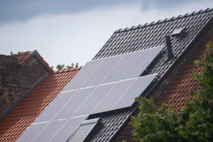 panneaux solaires sur toit
